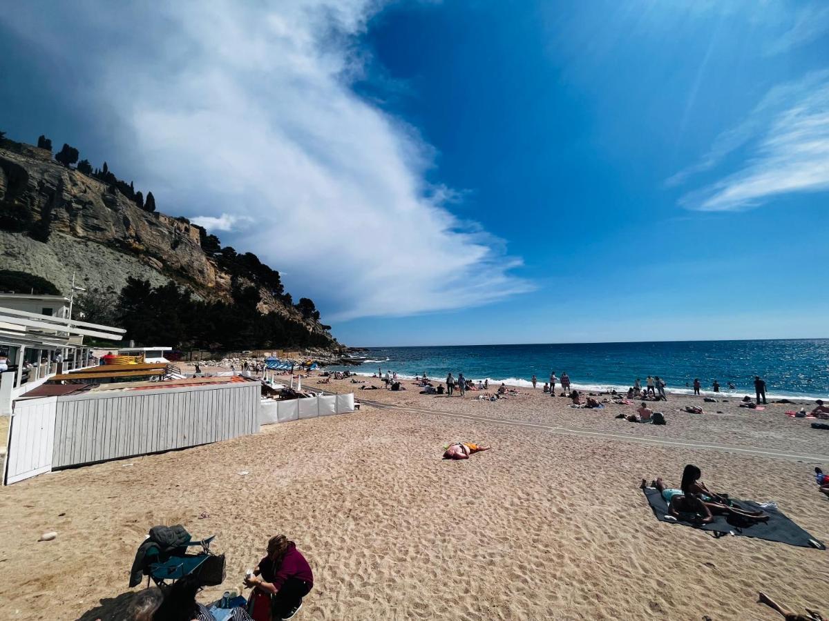Cassis, En Face De La Plage. *